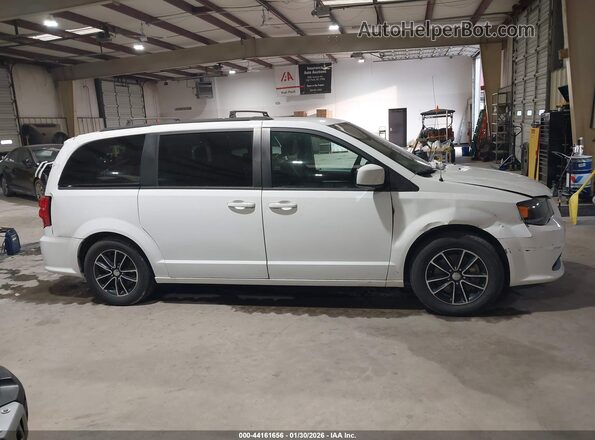 2C4RDGEG1JR337276 2018 DODGE GRAND CARAVAN Белый Вид задней части салона