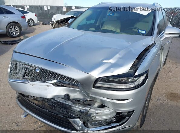 2LMPJ6K94KBL32261 2019 LINCOLN NAUTILUS Silver Widok z przodu