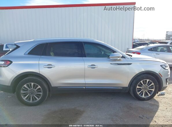 2LMPJ6K94KBL32261 2019 LINCOLN NAUTILUS Silver Widok wnętrza z tyłu