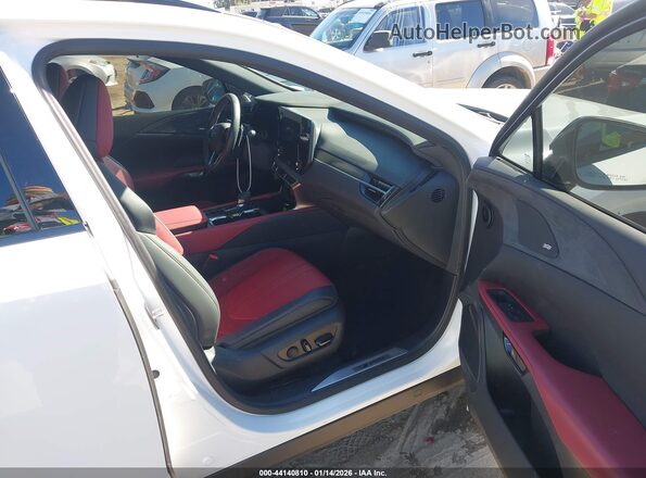 2T2BCMEA0RC014729 2024 LEXUS RX 500H White Widok wnętrza z przodu