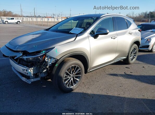 2T2GDCAZ9SC031611 2025 LEXUS NX 250 Silver Vista tres cuartos delantera izquierda