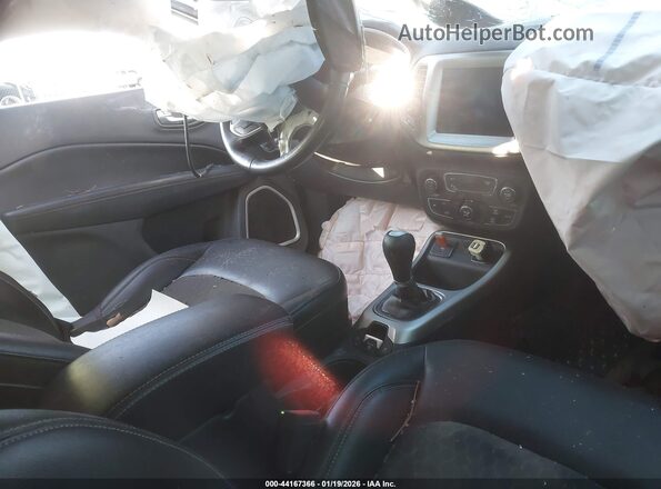 3C4NJCBB8JT267765 2018 JEEP COMPASS Белый Вид салона спереди