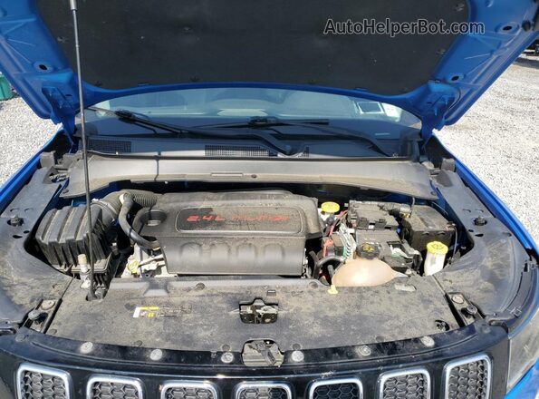 3C4NJDBB5HT666391 2017 JEEP COMPASS Blue Vista del compartimento del motor