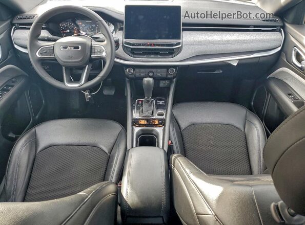 3C4NJDBN6RT138791 2024 JEEP COMPASS Серебряный Вид панели приборов