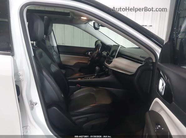 3C4NJDCB4NT158147 2022 JEEP COMPASS Белый Вид салона спереди
