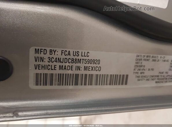3C4NJDCB8MT590920 2021 JEEP COMPASS Silver Vista del compartimento del motor
