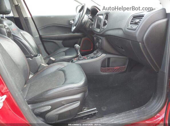 3C4NJDDB1KT712934 2019 JEEP COMPASS Красный Вид салона спереди