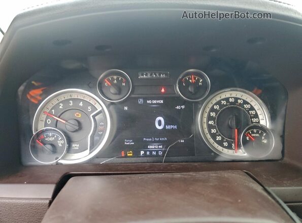 3C63R3ML1GG196133 2016 RAM 3500 Silver Widok tylnych siedzeń