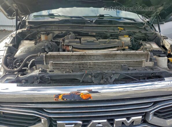3C63R3ML1GG196133 2016 RAM 3500 Silver Widok komory silnika