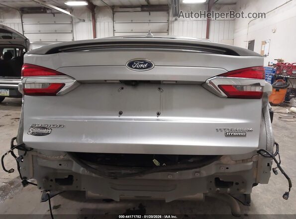 3FA6P0RU9LR139775 2020 FORD FUSION HYBRID Серебряный Вид спереди