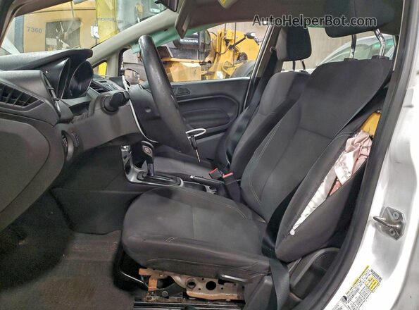 3FADP4BJ2JM101989 2018 FORD FIESTA White Вид салону спереду