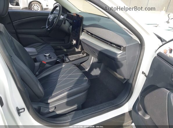 3FMTK2SU8PMA84123 2023 FORD MUSTANG MACH-E Белый Вид салона спереди