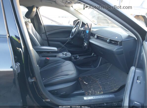 3FMTK3R71NMA14627 2022 FORD MUSTANG MACH-E PREMI Черный Вид салона спереди