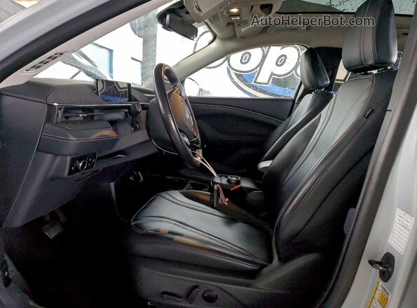 3FMTK3SU9PMA98165 2023 FORD MUSTANG MACH-E PREMI Silver Widok wnętrza z przodu