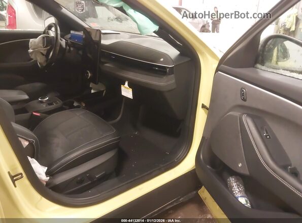 3FMTK4SX5RMA17813 2024 FORD MUSTANG MACH-E Yellow Widok wnętrza z przodu