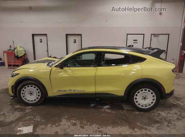 3FMTK4SX5RMA17813 2024 FORD MUSTANG MACH-E Yellow Widok wnętrza 360 stopni