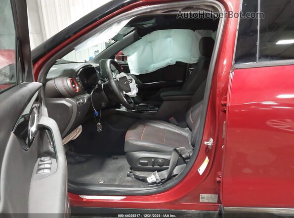3GNKBKRS6PS142205 2023 CHEVROLET BLAZER Темно-бордовый Вид салона спереди