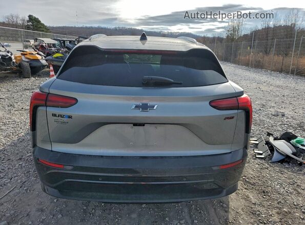 3GNKDHRK0SS208396 2025 CHEVROLET BLAZER Серебряный Вид сзади