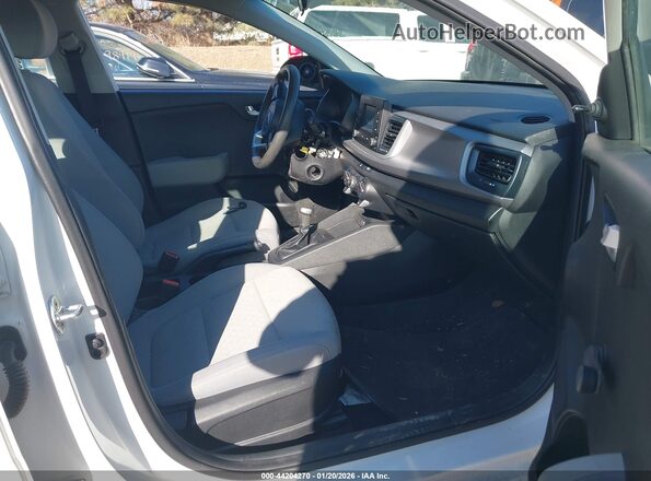3KPA24AB4JE045571 2018 KIA RIO Белый Вид салона спереди