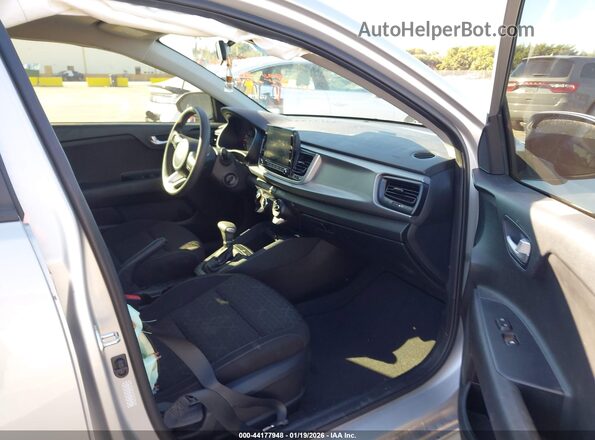 3KPA24AD0PE533474 2023 KIA RIO Серебряный Вид салона спереди