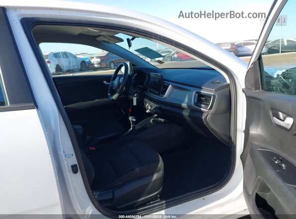 3KPA24AD0PE567799 2023 KIA RIO Белый Вид салона спереди