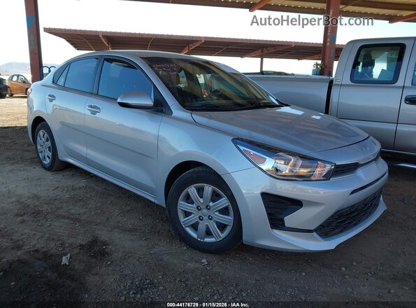 3KPA24AD2PE615805 2023 KIA RIO Серебряный Передняя правая четверть
