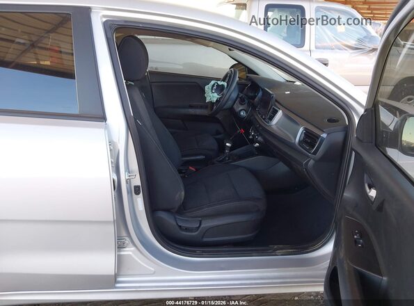 3KPA24AD2PE615805 2023 KIA RIO Серебряный Вид салона спереди