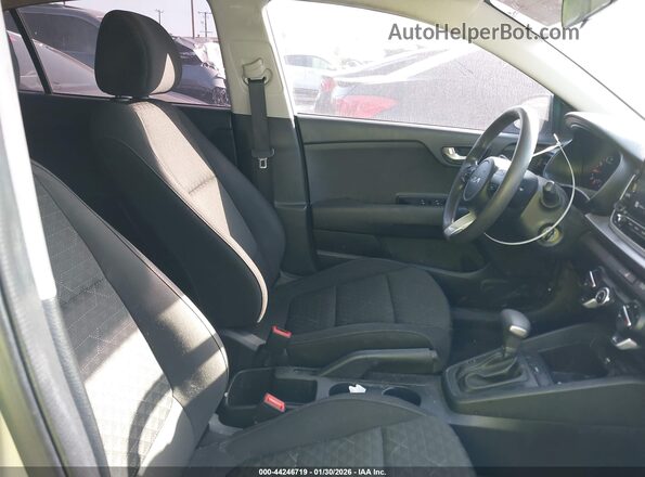 3KPA24AD4NE486141 2022 KIA RIO Серебряный Вид салона спереди