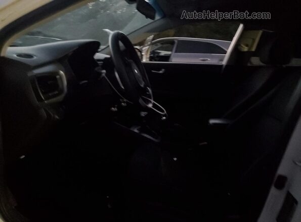 3KPA24AD7LE283564 2020 KIA RIO White Widok wnętrza z przodu