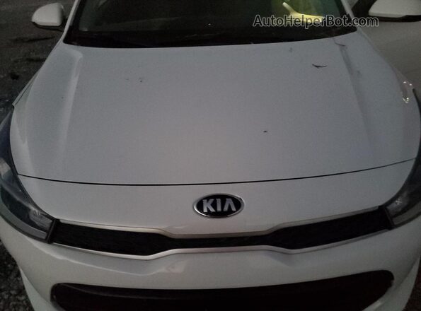 3KPA24AD7LE283564 2020 KIA RIO White Widok wnętrza z tyłu