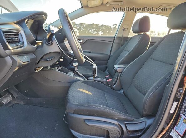 3KPA24ADXME378444 2021 KIA RIO Black Vista interior delantera