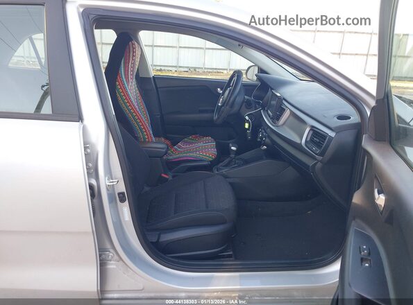 3KPA25AD2LE352683 2020 KIA RIO 5-DOOR Silver Widok wnętrza z przodu