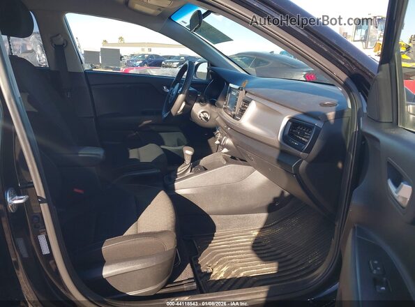 3KPA25AD6LE307326 2020 KIA RIO 5-DOOR Черный Вид салона спереди