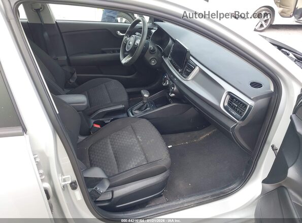 3KPA25AD8ME433267 2021 KIA RIO 5-DOOR Серебряный Вид салона спереди