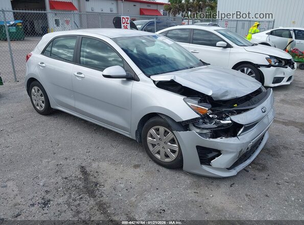 3KPA25AD8ME433267 2021 KIA RIO 5-DOOR Серебряный Передняя правая четверть