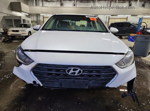 3KPC24A34JE034877 2018 HYUNDAI ACCENT Белый Вид спереди