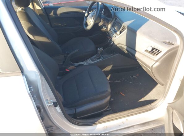 3KPC24A3XJE013743 2018 HYUNDAI ACCENT Серебряный Вид салона спереди