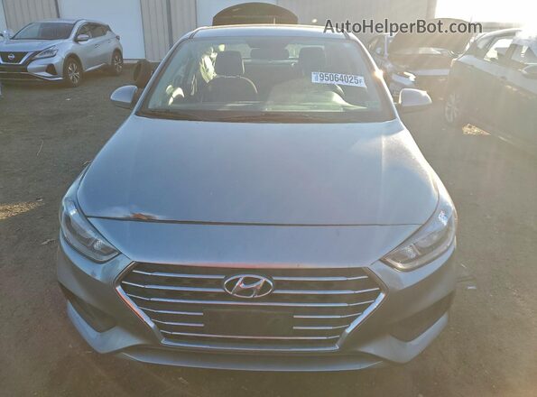 3KPC24A64NE155019 2022 HYUNDAI ACCENT Серебряный Вид спереди