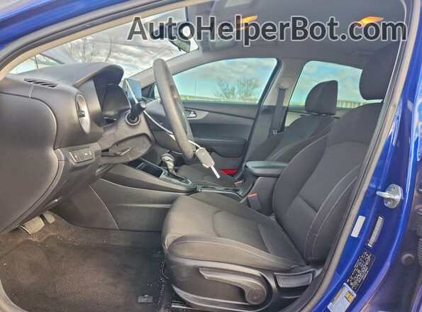 3KPF24AD2LE238800 2020 KIA FORTE Синий Вид салона спереди