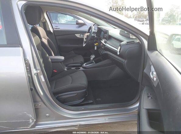 3KPF24AD5PE607302 2023 KIA FORTE Серебряный Вид салона спереди