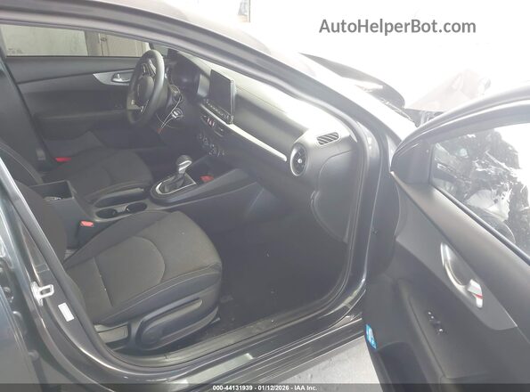 3KPF24AD7PE601114 2023 KIA FORTE Dark Blue Вид салона спереди