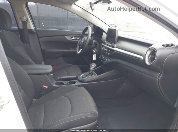 3KPF24AD9ME410130 2021 KIA FORTE Белый Вид салона спереди