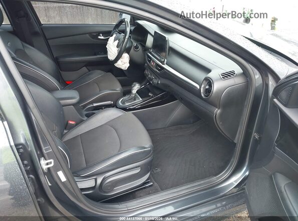 3KPF34AD2ME275604 2021 KIA FORTE Серый Вид салона спереди