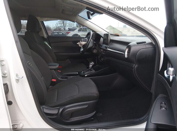 3KPF34AD7KE063696 2019 KIA FORTE Белый Вид салона спереди