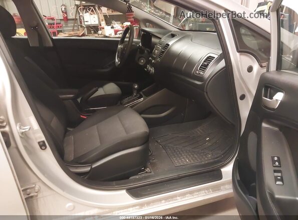 3KPFK4A71HE055471 2017 KIA FORTE Серебряный Вид салона спереди