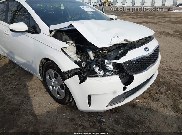 3KPFK4A71HE078927 2017 KIA FORTE Белый Вид спереди