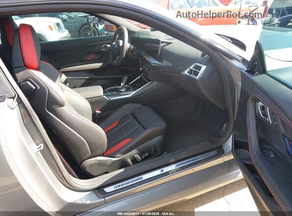 3MF23DM08S8F80816 2025 BMW M2 Gray Vista interior delantera