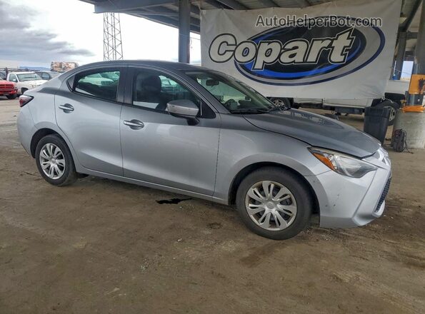 3MYDLBYV1LY707074 2020 TOYOTA YARIS Серебряный Передняя правая четверть