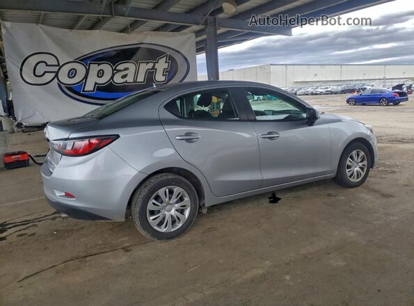 3MYDLBYV1LY707074 2020 TOYOTA YARIS Серебряный Задняя правая четверть