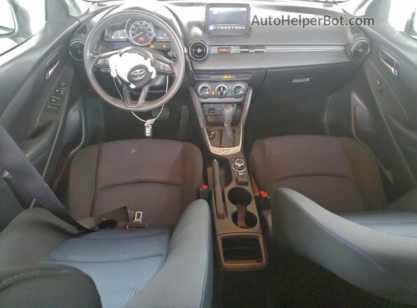 3MYDLBYV1LY707074 2020 TOYOTA YARIS Серебряный Вид панели приборов